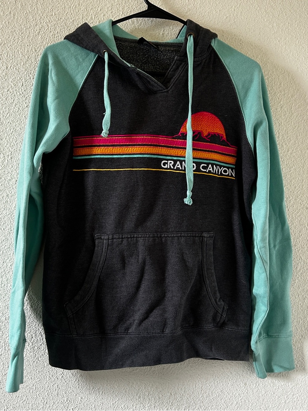Prairie Mountain Embroidered Gand Canton Hoodie Women’s Small